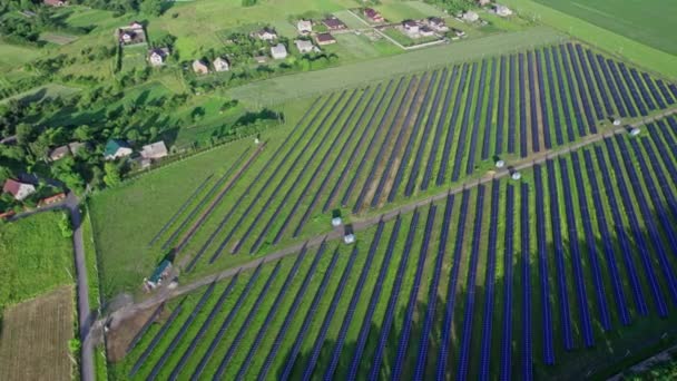 Temiz ve ucuz enerji üretmek için kurulmuş fotovoltaik güneş pilleri dizileri - Video, Çekim