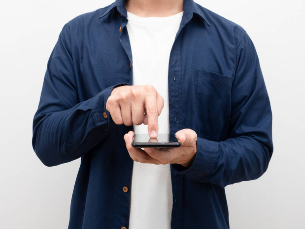 Nahaufnahme Mann hält Handy und Touchscreen für den Einkauf Ernte Körper Porträt weißen Hintergrund - Foto, Bild