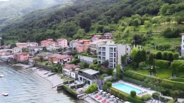 Resort és strand a Comói-tó Olaszországban, légi kilátás nyílik a városra és a kikötőre. Lezzeno, Bellagio és Verenna - Felvétel, videó