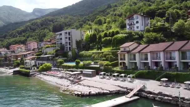 Como Gölü 'ndeki tatil köyü ve sahili, kasabanın ve limanın havadan görüntüsü. Lezzeno, Bellagio ve Verenna - Video, Çekim