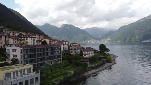 Resort ja ranta Como-järvellä Italiassa, ilmakuva kaupunkiin ja satamaan. Lezzeno, Bellagio ja Verenna - Materiaali, video