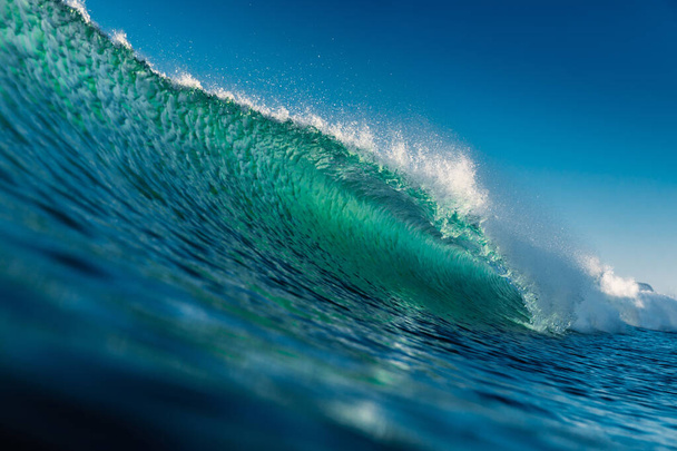 Szörf hullám az Atlanti-óceánon. Ütköző tökéletes hullám - Fotó, kép