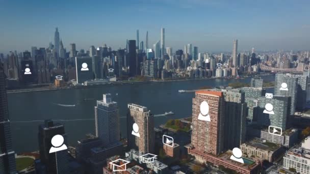 Imágenes aéreas descendentes de metrópolis. Realidad aumentada con animación de enviar emails. Rascacielos de Manhattan de fondo. Nueva York, Estados Unidos. - Metraje, vídeo