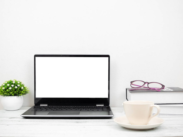 Laptop na mesa com livro de xícara de café e espaço de trabalho óculos em casa - Foto, Imagem