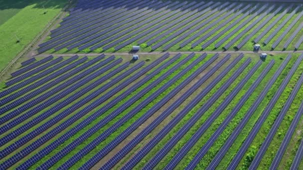 Rangées de cellules solaires photovoltaïques installées pour produire de l'énergie propre et bon marché - Séquence, vidéo