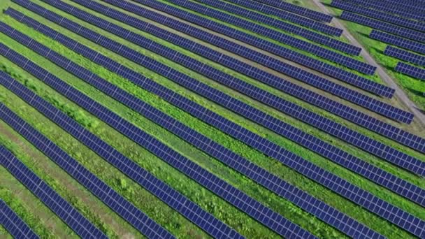 Řádky fotovoltaických solárních článků instalované na výrobu čisté a levné energie - Záběry, video