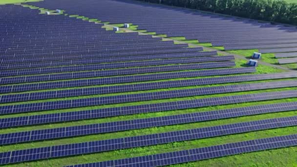 Rijen fotovoltaïsche zonnecellen geïnstalleerd om schone en goedkope energie op te wekken - Video