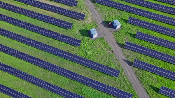 Fileiras de células solares fotovoltaicas instaladas para gerar energia limpa e barata - Filmagem, Vídeo