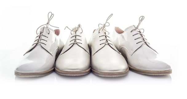 Четыре белых ботинка на белом фоне
 - Фото, изображение