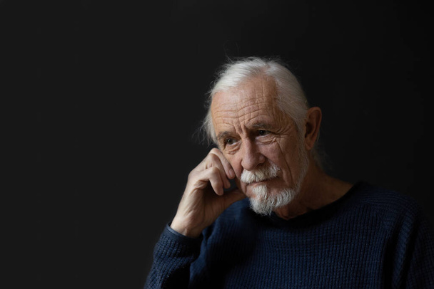 Portrait studio discret de tristes beaux cheveux gris vieil homme.  - Photo, image