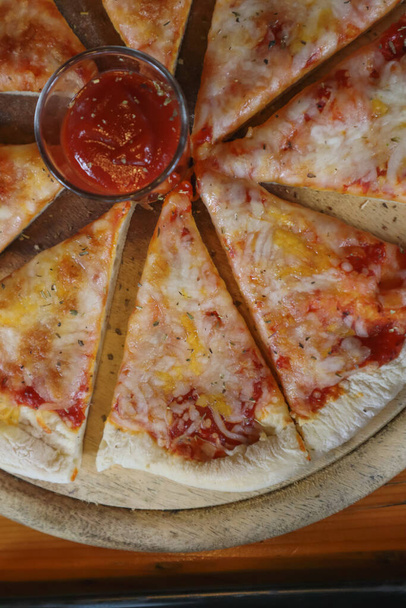 Kotitekoinen pizzat keitetään hiili uunissa ja tarjoillaan puutarjottimilla ravintolassa. Kotitekoinen Pizza terveellisiä ainesosia ja tehdä Pizza Topping ulos asiakkaille valita. - Valokuva, kuva