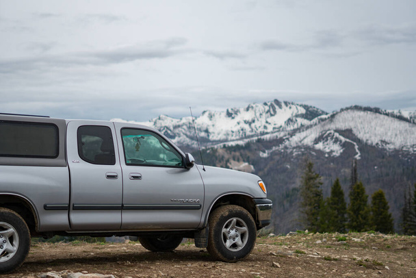 Toyota Tundra pickup caminhão estacionado nas montanhas em um acampamento - Foto, Imagem