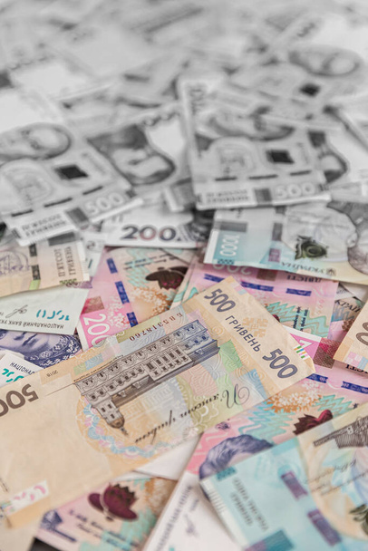 Τα χρήματα της Ουκρανίας. Στοίβα ουκρανικών χρυσοχοϊκών τραπεζογραμματίων στα χέρια. Χρύνια 500 - Φωτογραφία, εικόνα
