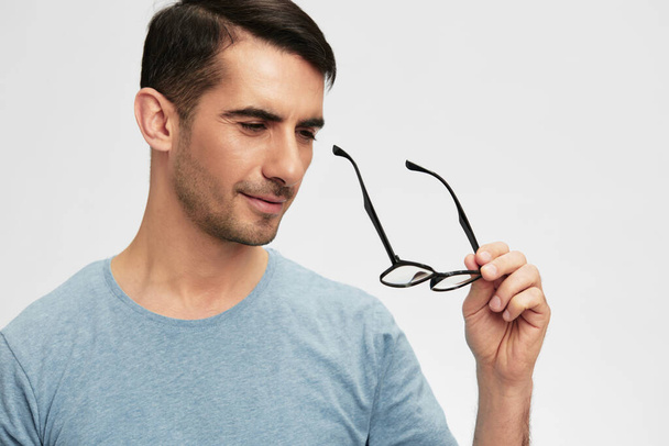 Mężczyzna w okularach na co dzień nosić pozowanie emocje odizolowane tło. Wysokiej jakości zdjęcie - Zdjęcie, obraz