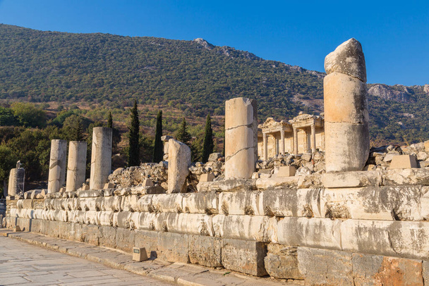 Ruins of the ancient city Ephesus, the ancient Greek city in Turkey, in a beautiful summer day - Foto, Bild