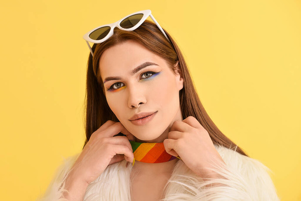 色の背景にスタイリッシュな若いトランスジェンダーの女性の肖像画 - 写真・画像