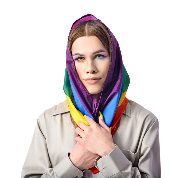 Retrato de mujer transgénero joven con estilo con bufanda arco iris sobre fondo blanco - Foto, imagen