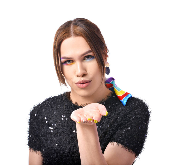 Retrato de mujer transexual joven con estilo soplando beso sobre fondo blanco - Foto, imagen