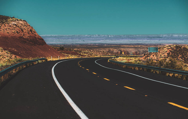 Empty scenic highway in USA. Long Desert Highway California - Фото, изображение
