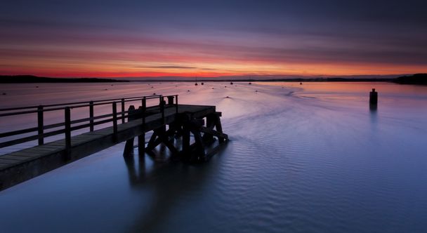 Sunset over Poole Harbour at Hamworthy pier - Foto, Imagen