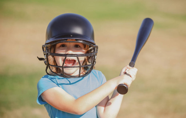 Egy baseballütővel pózoló kisfiú. Egy baseball-játékos gyerek portréja - Fotó, kép