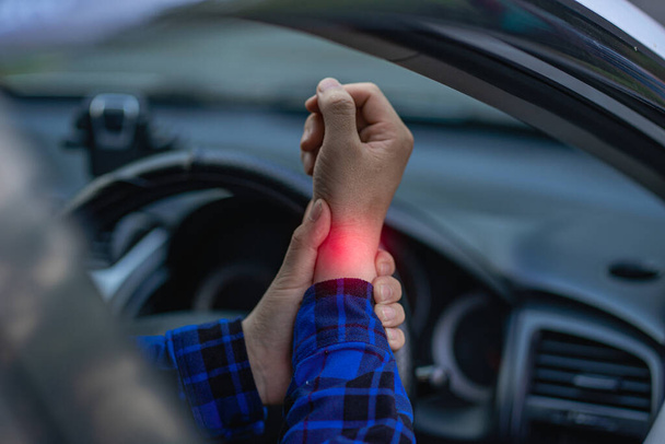 Мужская рука с болью в запястье Концепция: травма, боль или усталость от вождения Небезопасное вождение при возникновении аномалий Транспорт и здравоохранение - Фото, изображение