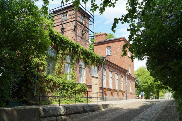 Gebäude aus dem 19. Jahrhundert an einer Kopfsteinpflasterstraße, ehemalige Garnisonskasernen und Verwaltungsgebäude, in der Festung Suomenlinna, Helsinki, Finnland - 1. Juni 2018 - Foto, Bild