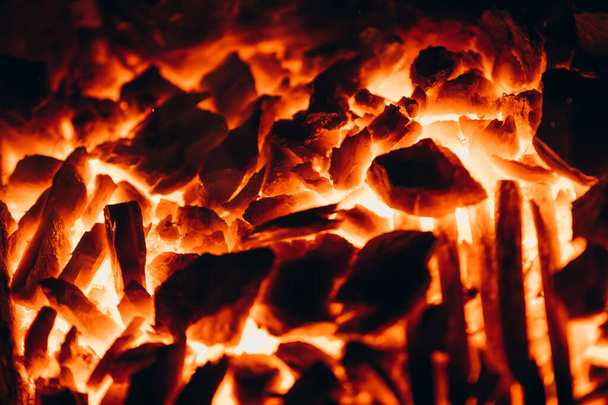 Antecedentes de brasas en la chimenea con el fuego las llamas. Fondo de llama ardiente. - Foto, imagen