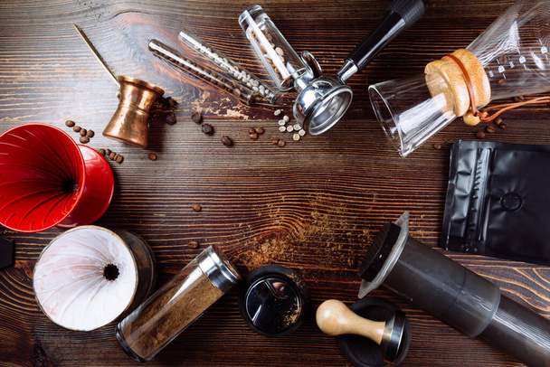Werkzeug zur Herstellung von professionellem Espresso und Kaffeebohnen auf einem hölzernen Hintergrund. Flache Lage - Foto, Bild