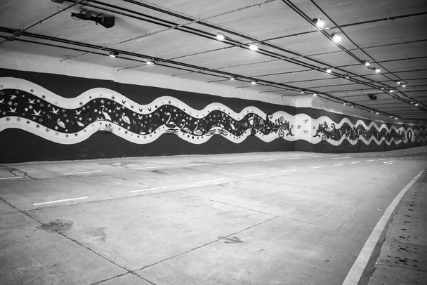 PM Narendra Modi zadedykować Pragati tunelu Pragati Maidan Zintegrowany korytarz tranzytowy Projekt do narodu, Pragati Tunelu otwiera dla ruchu drogowego, Graffitis w Pragati Tunelu -Czarno-biały - Zdjęcie, obraz