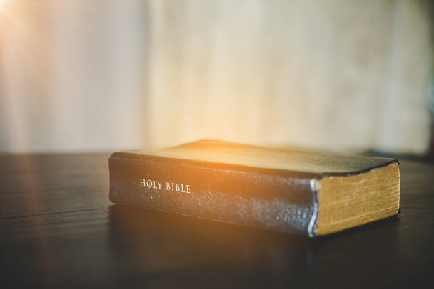 Oude heilige Bijbel op houten tafel - Foto, afbeelding