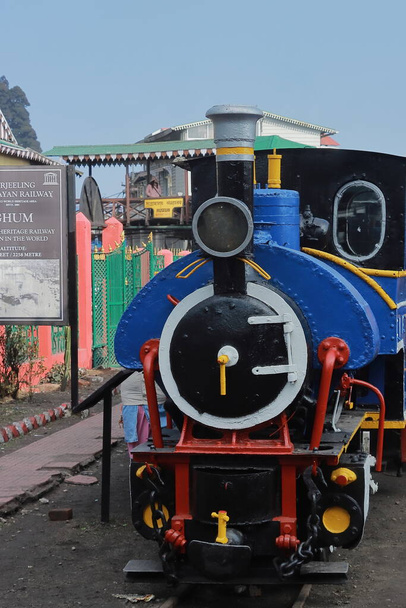 Darjeeling, West Bengal, India - 15 лютого: красивий дорогий гімалайський іграшковий поїзд на гумі або високій залізничній станції, (unesco world Heritage site - Фото, зображення