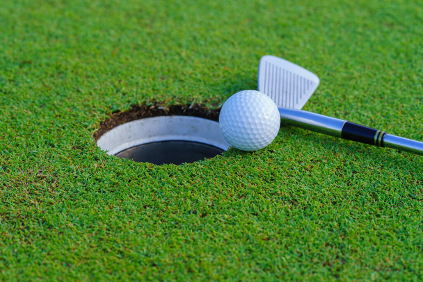 Гольф мяч и гольф-клуб в красивом поле для гольфа в Таиланде. оборудование для гольфа на зеленом фоне. - Фото, изображение