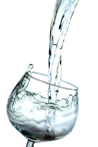 Agua dulce que se vierte en vidrio
 - Foto, imagen