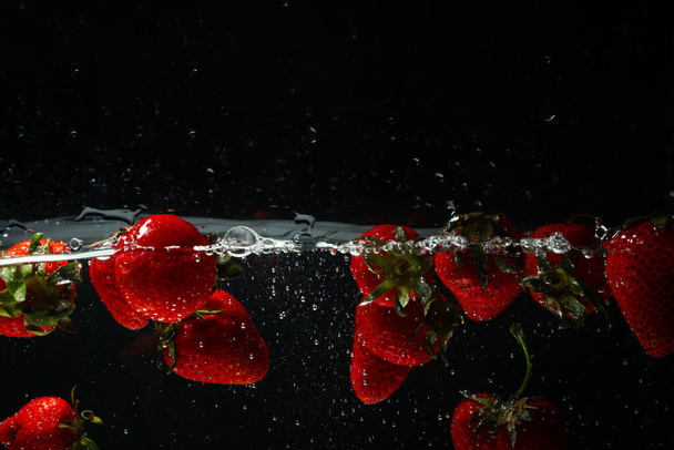 Έννοια των φρέσκων καλοκαιρινών φρούτων, φρούτων στο νερό - Φωτογραφία, εικόνα