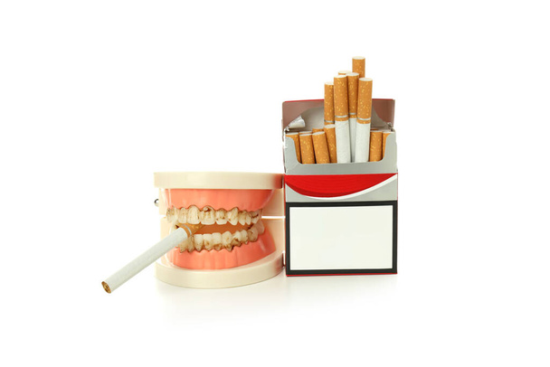 Концепція шкоди від куріння зубів, ізольована на білому тлі
 - Фото, зображення