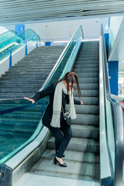 Привлекательная деловая женщина идет против эскалатора - Фото, изображение