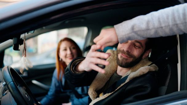 Férfi és nő pár mosolygós magabiztos gazdaság kulcs új autó az utcán - Fotó, kép