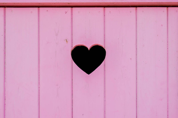 сердце на розовой двери деревянная доска в любви свадебной концепции фона - Фото, изображение