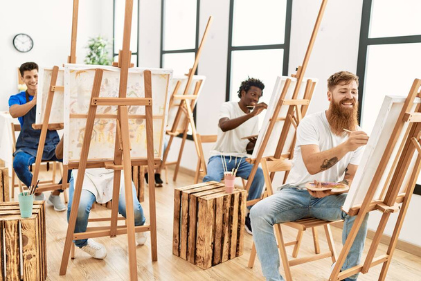 Groupe de personnes souriant heureux dessin au studio d'art. - Photo, image