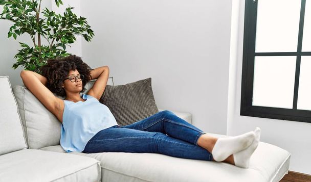 Young african american woman relaxed with hand on head at home - Foto, Imagem
