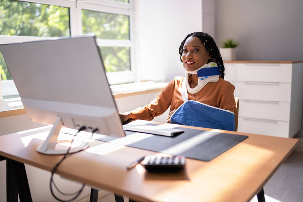 Portrait Of Young Disabled African Businesswoman Working In Office - Foto, Bild