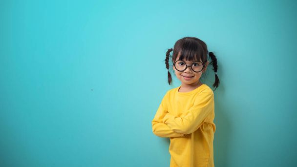 grappige kind meisje met bril op een gekleurde achtergrond - Foto, afbeelding