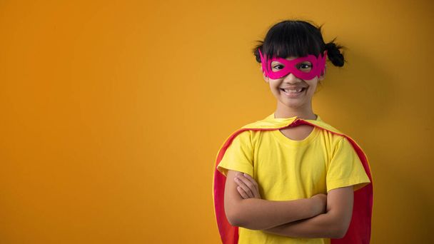 Маленька дівчинка в костюмі супергероя
 - Фото, зображення