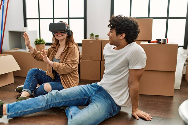 Genç çift yeni evinde mutlu bir şekilde 3D VR bardaklarla oynuyor.. - Fotoğraf, Görsel