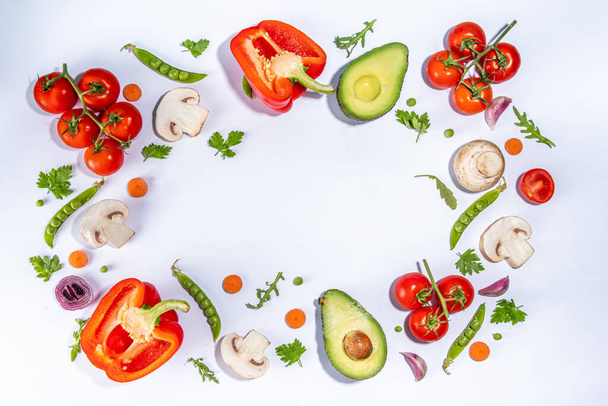 様々な新鮮な野菜のパターン。生の有機野菜、サラダ成分が白い背景に鮮やかなフラットレイ。健康的な食事一般的な食事療法、ビーガンベジタリアン料理背景コピースペース - 写真・画像