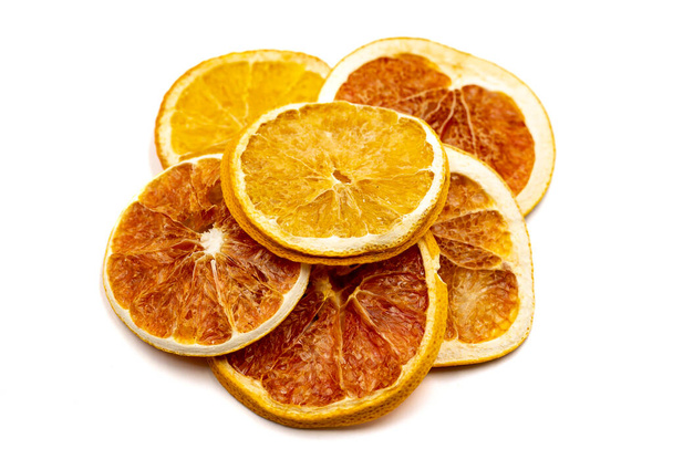 Kuivattuja appelsiininviipaleita. Viipaloitu kuivattu oranssi eristetty valkoisella pohjalla. Aurinkokuivattuja hedelmiä. lähikuva - Valokuva, kuva