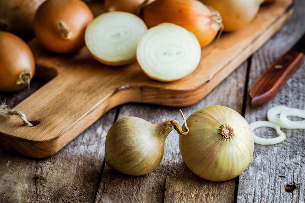 Fresh organic onions  - Fotoğraf, Görsel