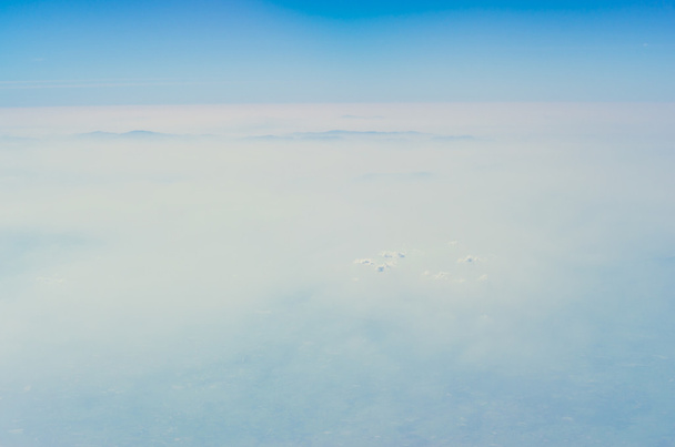 Ciel bleu avec nuages, Les couches supérieures de l'atmosphère
. - Photo, image