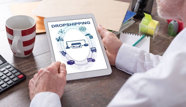 Dropshipping koncepció látható egy tabletta egy ember birtokában - Fotó, kép